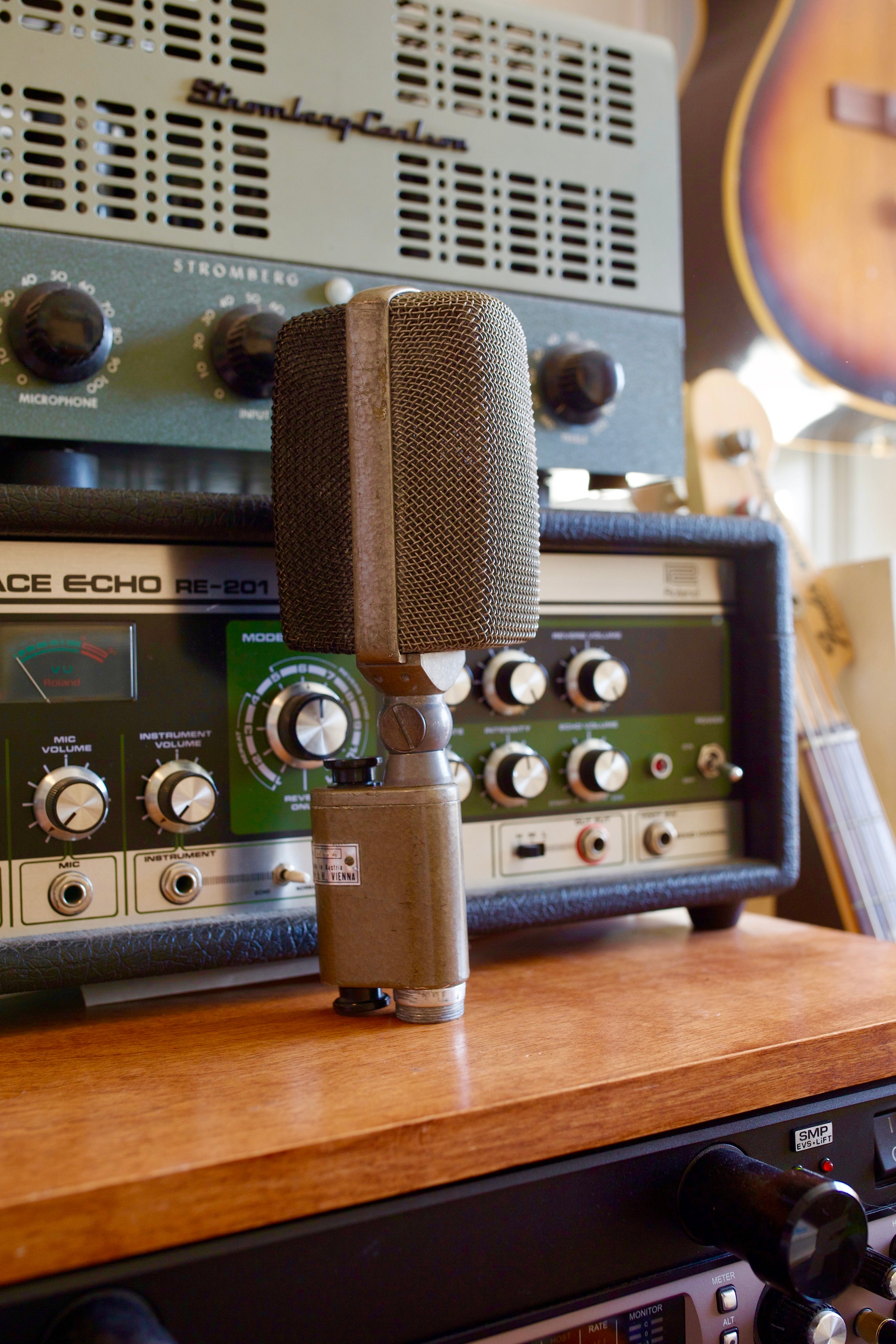 AKG D30 Dynamic Microphone