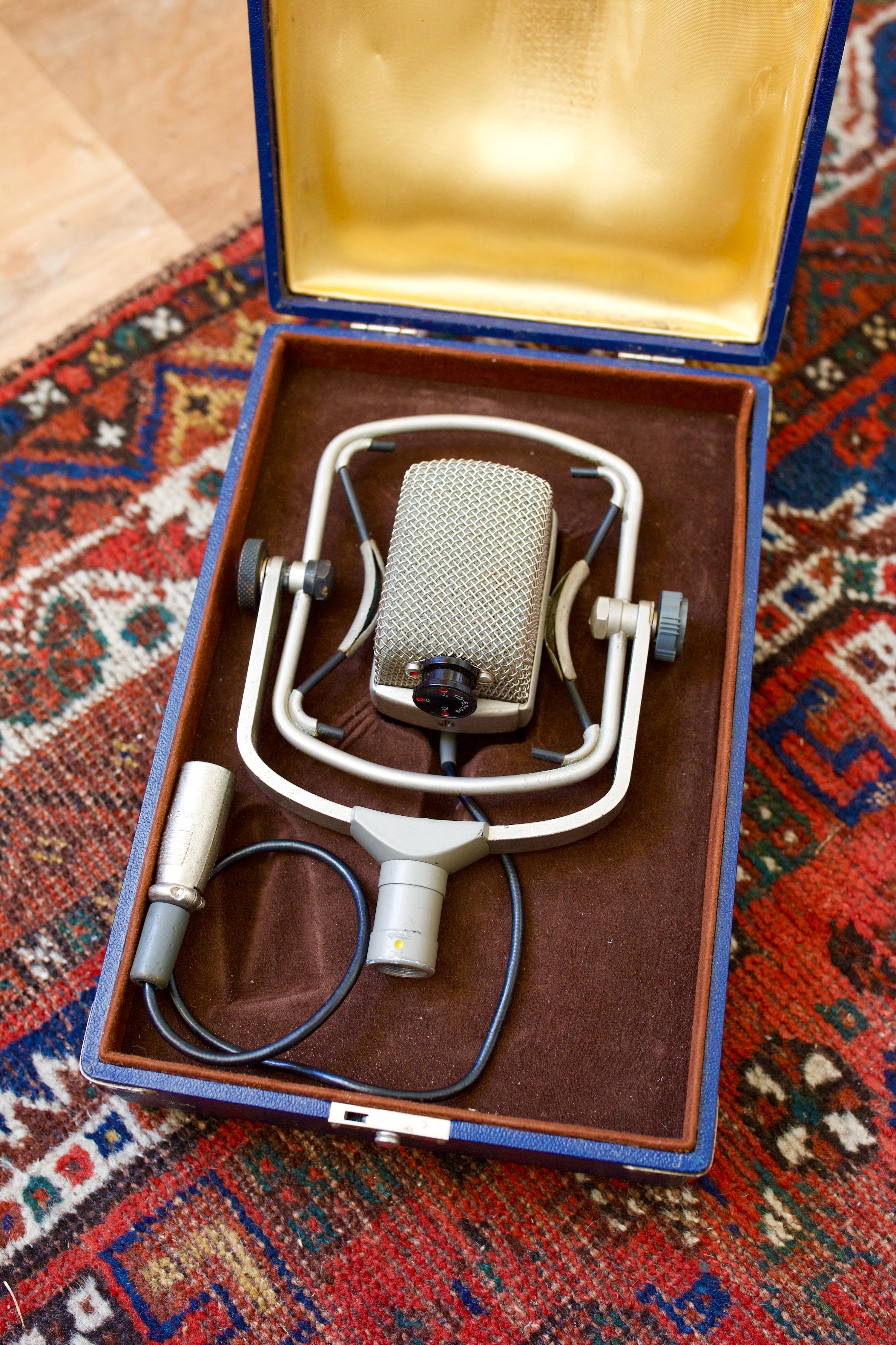 AKG D25 Dynamic Microphone