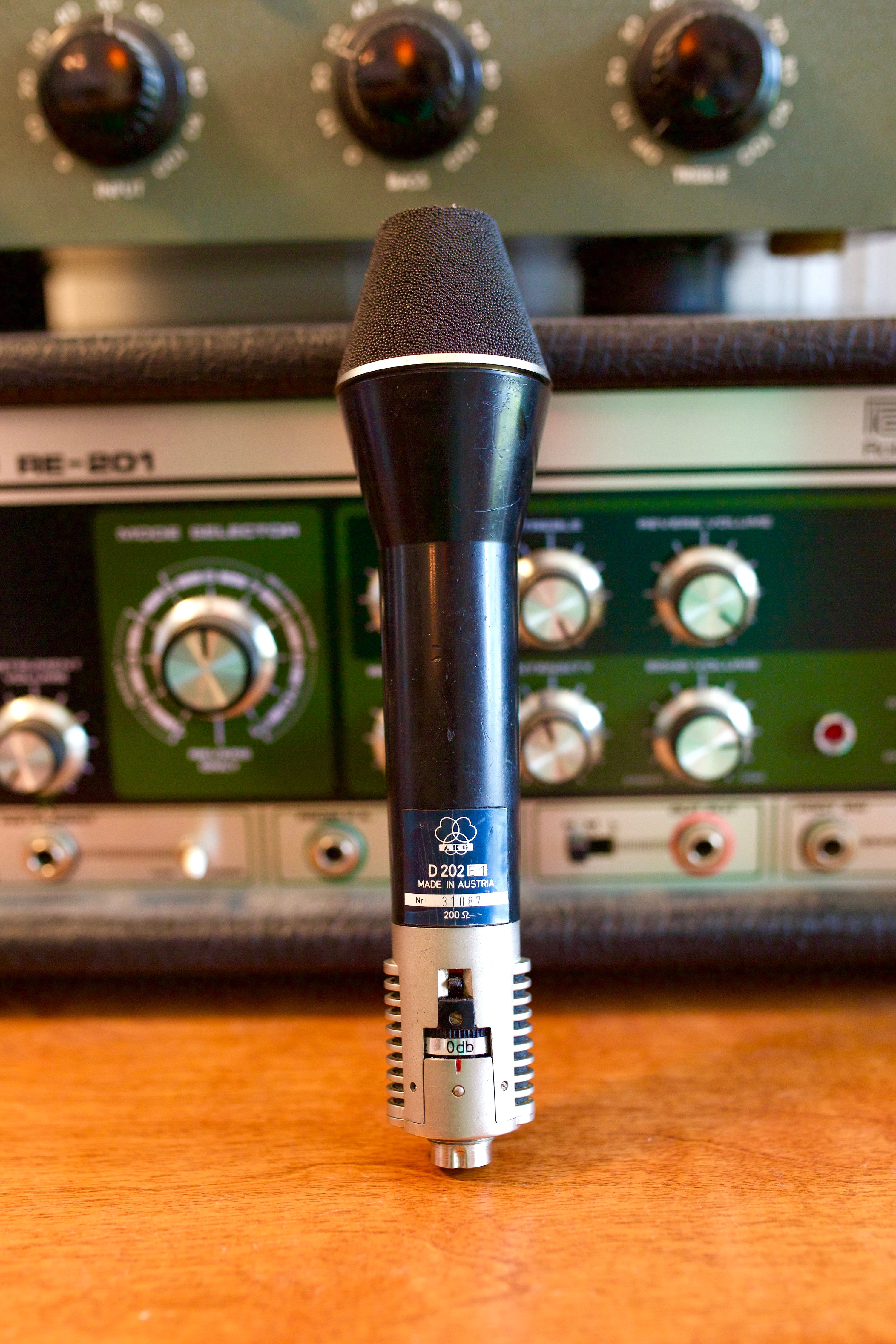 AKG D202 E1 Dynamic Microphone